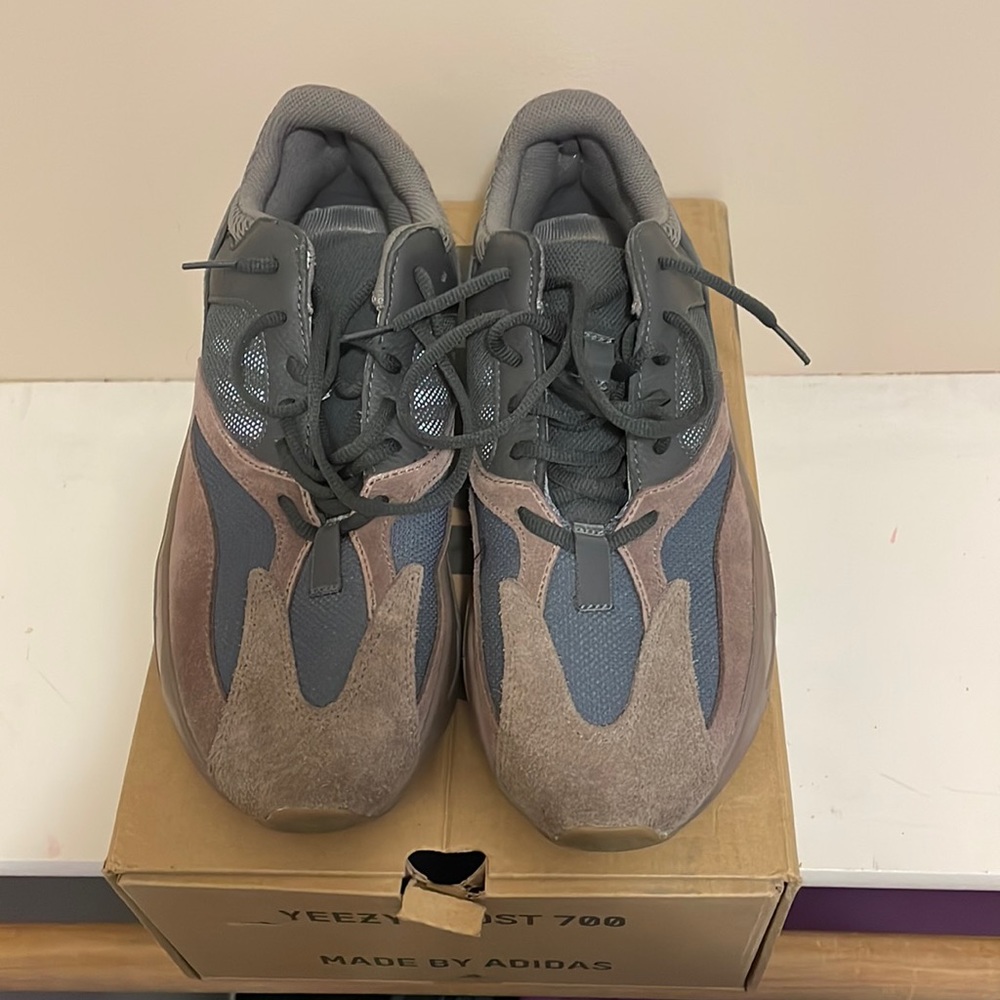 Mens Yezzy boost 700 in great condition color is Mauve